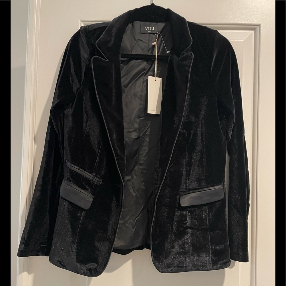 - NWT Vici velvet blazer